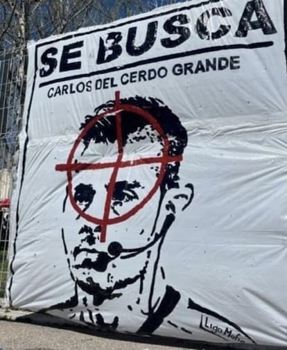 Pancarta aparecida en Barcelona con la imagen del árbitro VAR Carlos del Cerro Grande señalado con una diana.

