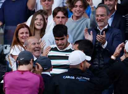Alcaraz celebra con su familia el segundo título de Roland Garros.
