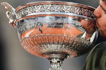 Alcaraz besa el trofeo. 