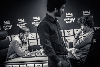 Gukesh pasea por el escenario mientras Carlsen sufre ante Erigaisi este viernes en Stavanger (Noruega)