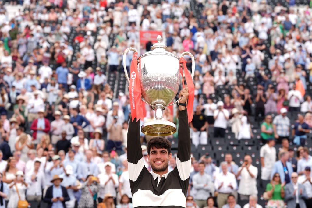 Carlos Alcaraz posa con el trofeo de campeón, este domingo en Queen's.