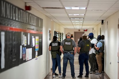 Agentes federales esperan a inmigrantes detenidos en el Tribunal de Inmigración de Estados Unidos, Nueva York, este lunes.