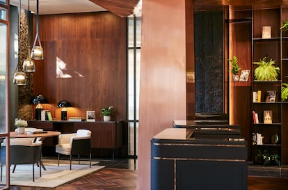 La madera de nogal domina la entrada del hotel Thompson Madrid.