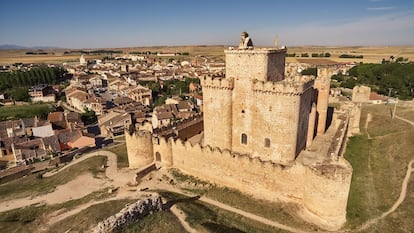 El castillo de Turégano, en cuyo interior se encuentra una iglesia románica.