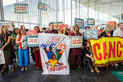 Acción de protesta de la sociedad civil este jueves durante la IV Conferencia Internacional para el Desarrollo de Sevilla.