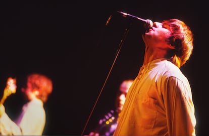 Liam Gallagher desgañitándose en un concierto de Oasis en Bruselas, Bélgica, en noviembre de 1994.  