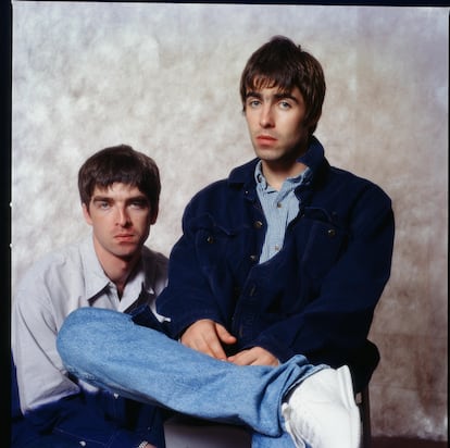 Noel y Liam Gallagher fotografiados en un hotel de Tokio (Japón), en septiembre de 1994. 