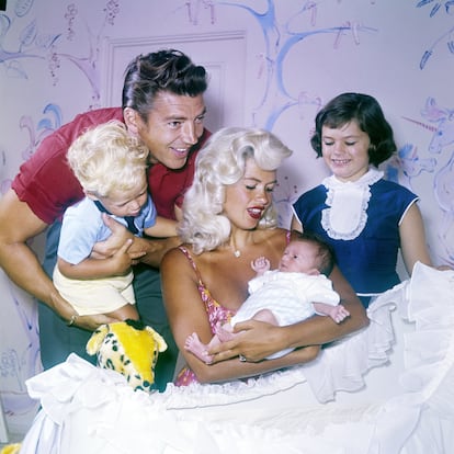 Jayne Mansfield, con su marido Mickey Hargitay y sus hijos (de izquierda a derecha) Miklos, Zoltan and Jayne Marie (de un matrimonio previo), en 1960.