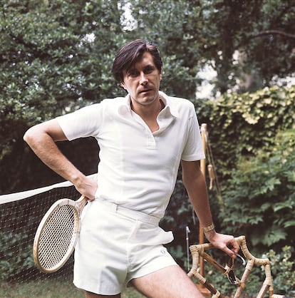Bryan Ferry listo para jugar al tenis en 1976.