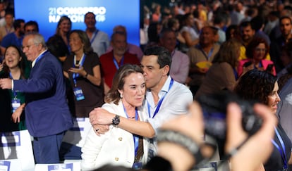 Juanma Moreno abraza a Cuca Gamarra, este sábado en el Congreso del PP celebrado en Madrid. 