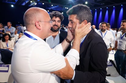 El secretario general del PP, Miguel Tellado (a la izquierda), saluda al presidente de la Comunidad Valenciana, Carlos Mazón, ante la mirada del presidente de Murcia, Fernando López Miras. 