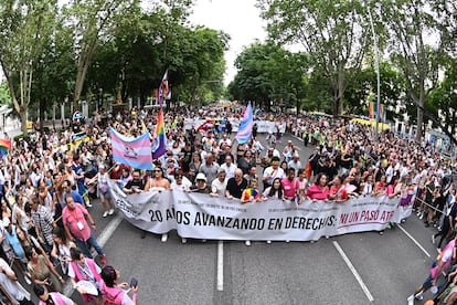 Miles de manifestantes se concentran en las inmediaciones de la plaza de Atocha de Madrid para iniciar la gran marcha del Orgullo.
