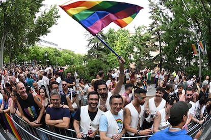 Centenares de personas participan en la marcha del Orgullo en Madrid. 
