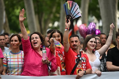 Desde la izquierda, la ministra de Sanidad, Mónica García, la diputada en la Asamblea de Madrid, Carla Antonelli y la concejala socialista en el ayuntamiento de Madrid, Reyes Maroto, durante la marcha del Orgullo. 