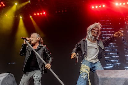 Bruce Dickinson interpreta 'Killers' con Eddie, la mascota de grupo, al lado.