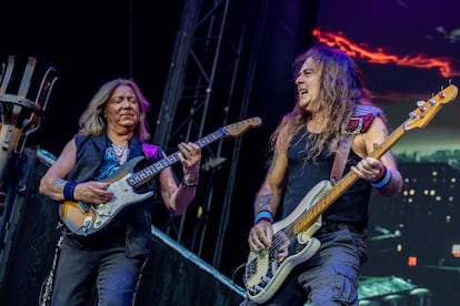 El guitarrista Dave Murray y Steve Harris, anoche en el Metropolitano.