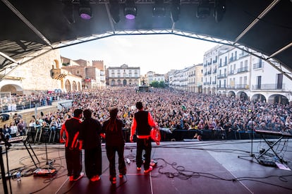 El grupo saludando al público al final de su concierto en Womad Cáceres de este año. 