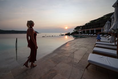 El bienestar (yoga, 'wellness', 'antiageing', deporte, naturaleza...) y el "boho chic" es la otra gran tendencia en Ibiza, sobre todo en el norte, explica Roman Fortunato, 'concierge' de lujo. El hotel Six Senses, con un completo spa, una cala prácticamente privada (por inaccesible) y una piscina infinita con espectaculares vistas es un ejemplo de alta gama de esta tendencia. Cuesta irse, pero también quedarse: las habitaciones arrancan en 650 euros, las suites rondan los 2.000, y las mansiones para 10 personas llegan a los 25.000 por noche. 