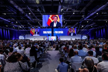El líder del PP, Alberto Núñez Feijóo, durante su intervención en la clausura del congreso del PP celebrado este domingo en Madrid. 