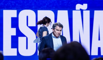Alberto Núñez Feijóo e Isabel Díaz Ayuso (al fondo), en la clausura del XXI Congreso Nacional de la formación este domingo en Madrid.   