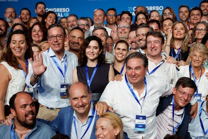 La presidenta de la Comunidad de Madrid, Isabel Díaz Ayuso (centro), durante la segunda jornada del Congreso del PP celebrada en Madrid, este sábado. 