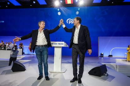 El presidente del PP, Alberto Núñez Feijóo, presenta  al primer ministro portugués, Luís Montenegro.