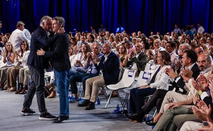Feijóo se abraza con González Pons. 