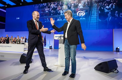 Feijóo saluda a Manfred Weber, líder del Partido Popular Europeo, en la segunda jornada del Congreso del PP. 