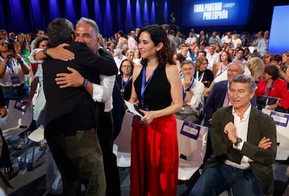 El presidente de Valencia, Carlos Mazón (en primer término), abraza a Elías Bendodo ante Isabel Díaz Ayuso y Alberto Núñez Feijóo.  