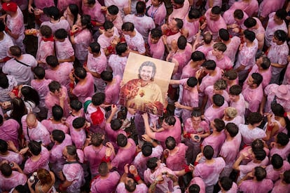 Una multitud celebra el inminente comienzo de los Sanfermines en Pamplona, este domingo. 