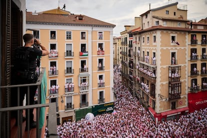Un agente de Policía vigila los accesos a la plaza del Ayuntamiento de Pamplona durante la celebración del chupinazo, este domingo.  