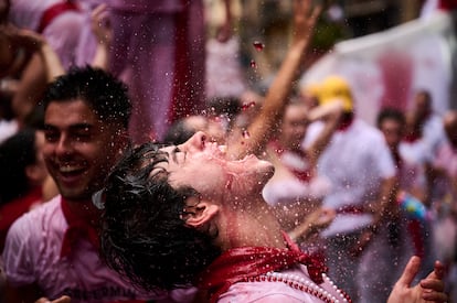 Un joven bebe vino durante el tradicional chupinazo celebrado en Pamplona, este domingo.  
