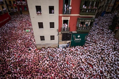Centenares de personas en la plaza del Ayuntamiento de Pamplona, este domingo. 