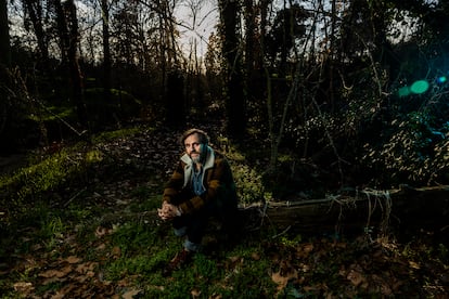 El escritor y guionista Fernando Navarro, en un bosque en Villaviciosa de Odón (Madrid), el pasado 27 de febrero.
