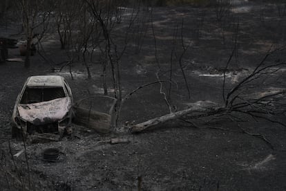 Un vehículo calcinado por el incendio de Paüls, este martes, en Aldover.