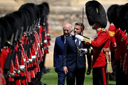  El rey Carlos III y el presidente de Francia, Emmanuel Macron, pasan revista a la Guardia de Honor. 