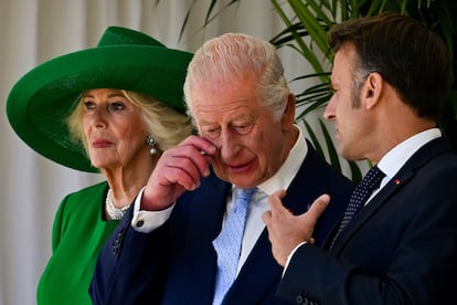 La reina Camila, el rey Carlos III y el presidente de Francia, Emmanuel Macron, durante la ceremonia de bienvenida en el Castillo de Windsor.