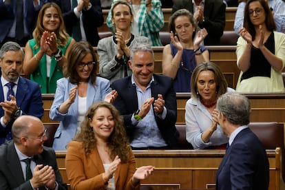 El presidente del Partido Popular, Alberto Núñez Feijóo, es aplaudido tras su intervención en el pleno del Congreso. 