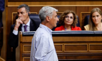 El portavoz de EH Bildu en el Congreso, Oskar Matute, pasa delante de, desde la izquierda,  Pedro Sánchez, María Jesús Monter y Sara Sagesen.