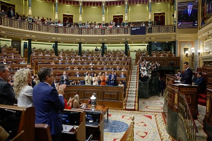 El presidente del Gobierno, Pedro Sánchez, recibe los aplausos de la bancada socialista antes de intervenir en el pleno del Congreso. 