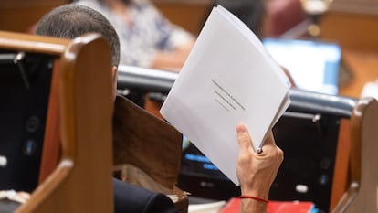 El presidente del Gobierno, Pedro Sánchez, sujeta una carpeta momentos antes de dar comienzo el pleno en el Congreso. 
