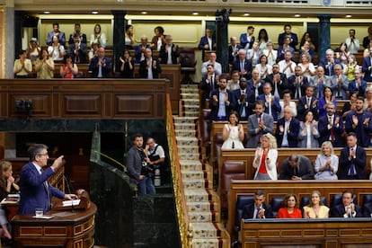 Patxi López, portavoz del PSOE en la Cámara baja, en el atril durante su intervención en el pleno.