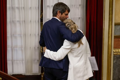 La vicepresidenta segunda y ministra de Trabajo, Yolanda Díaz, emocionada junto a Ernest Urtasun, ministro de Cultura, durante el pleno.