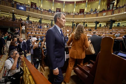El líder del Partido Popular, Alberto Núñez Feijoo, a su llegada al pleno de la Cámara baja, este miércoles.