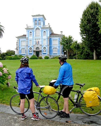 Dos ciclistas en Combres, Asturias.