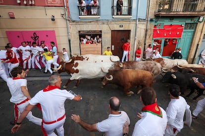 Corredores al paso de la manada en la calle de Santo Domingo, este jueves. 