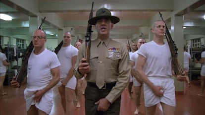 Lee Ermey como el sargento de artillería Hartman entrenando a sus reclutas en 'La chaqueta metálica'.
