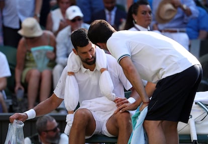 Djokovic es atendido durante el duelo contra Sinner.