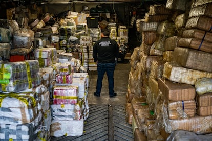 Paquetes de fentanilo y metanfetamina incautados cerca de Ensenada, México, el 18 de octubre de 2022.