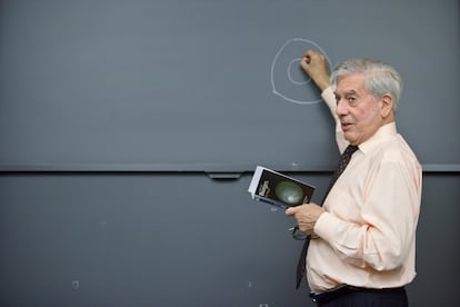 Mario Vargas Llosa, impartiendo un curso sobre Borges en la Universidad de Princeton.